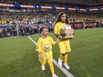 
	Momente emoționante la finala Copa America! Mingea a fost adusă de fetele lui Angel Di Maria, care a jucat ultimul meci pentru Argentina
