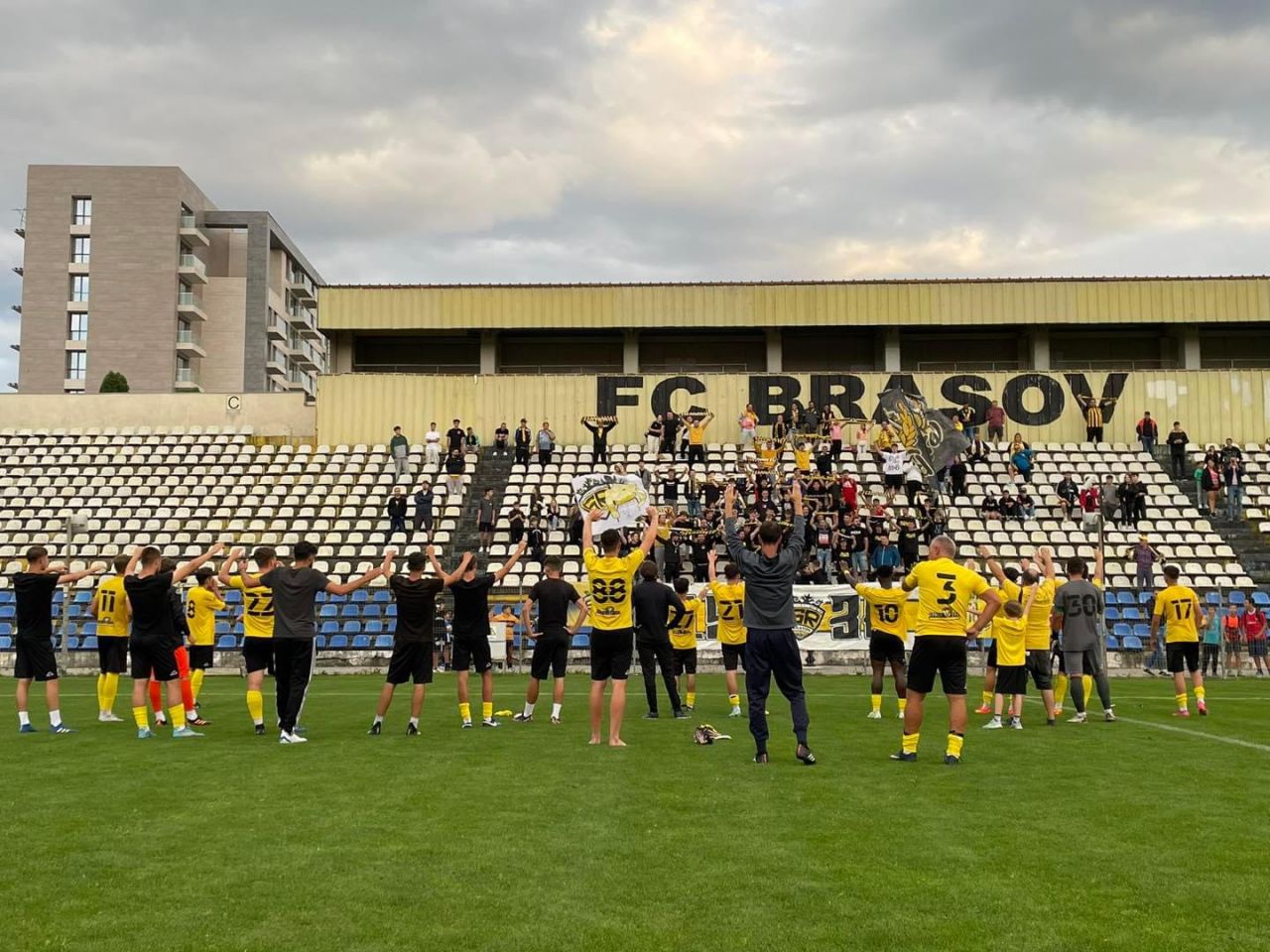 Imagini dezolante. Un stadion simbolic al României se dezintegrează în așteptarea renovării_4