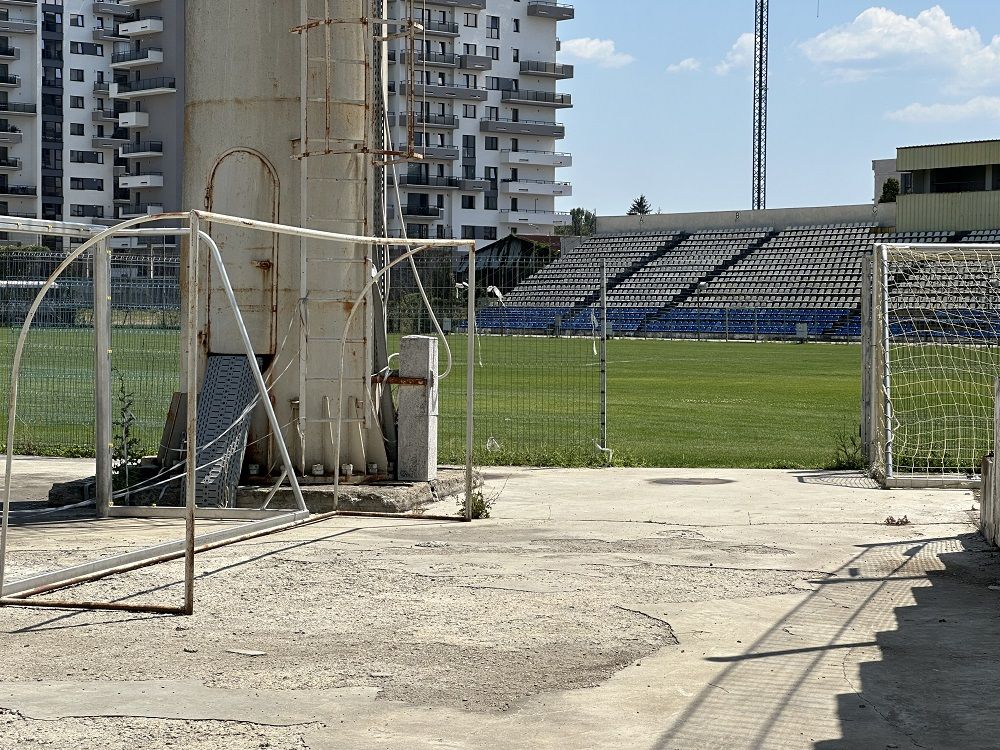 Imagini dezolante. Un stadion simbolic al României se dezintegrează în așteptarea renovării_24