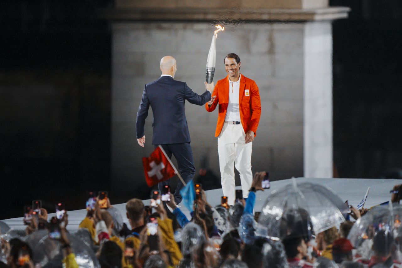 Rafa Nadal a preluat Torța Olimpică de la Zinedine Zidane! Moment fabulos la ceremonia de deschidere de la Paris 2024_1