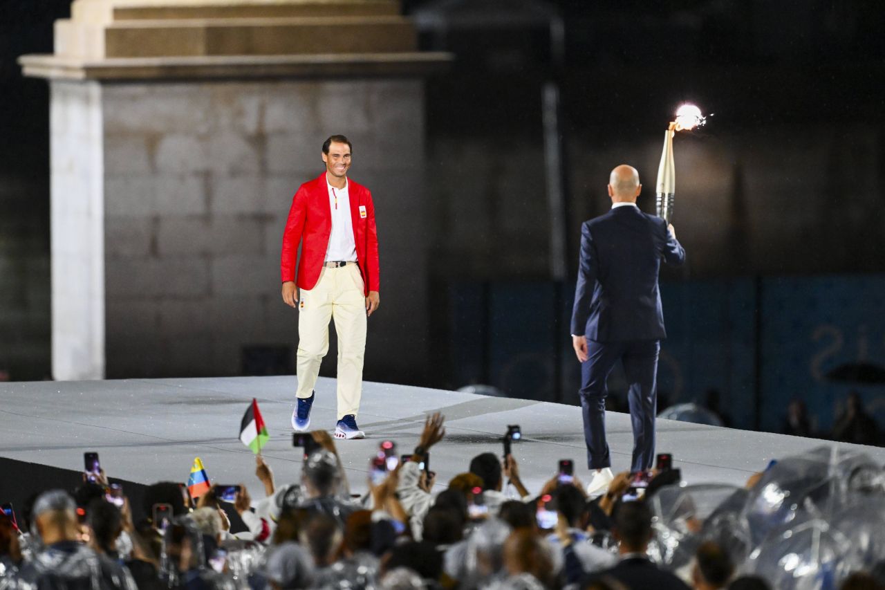 Rafa Nadal a preluat Torța Olimpică de la Zinedine Zidane! Moment fabulos la ceremonia de deschidere de la Paris 2024_2