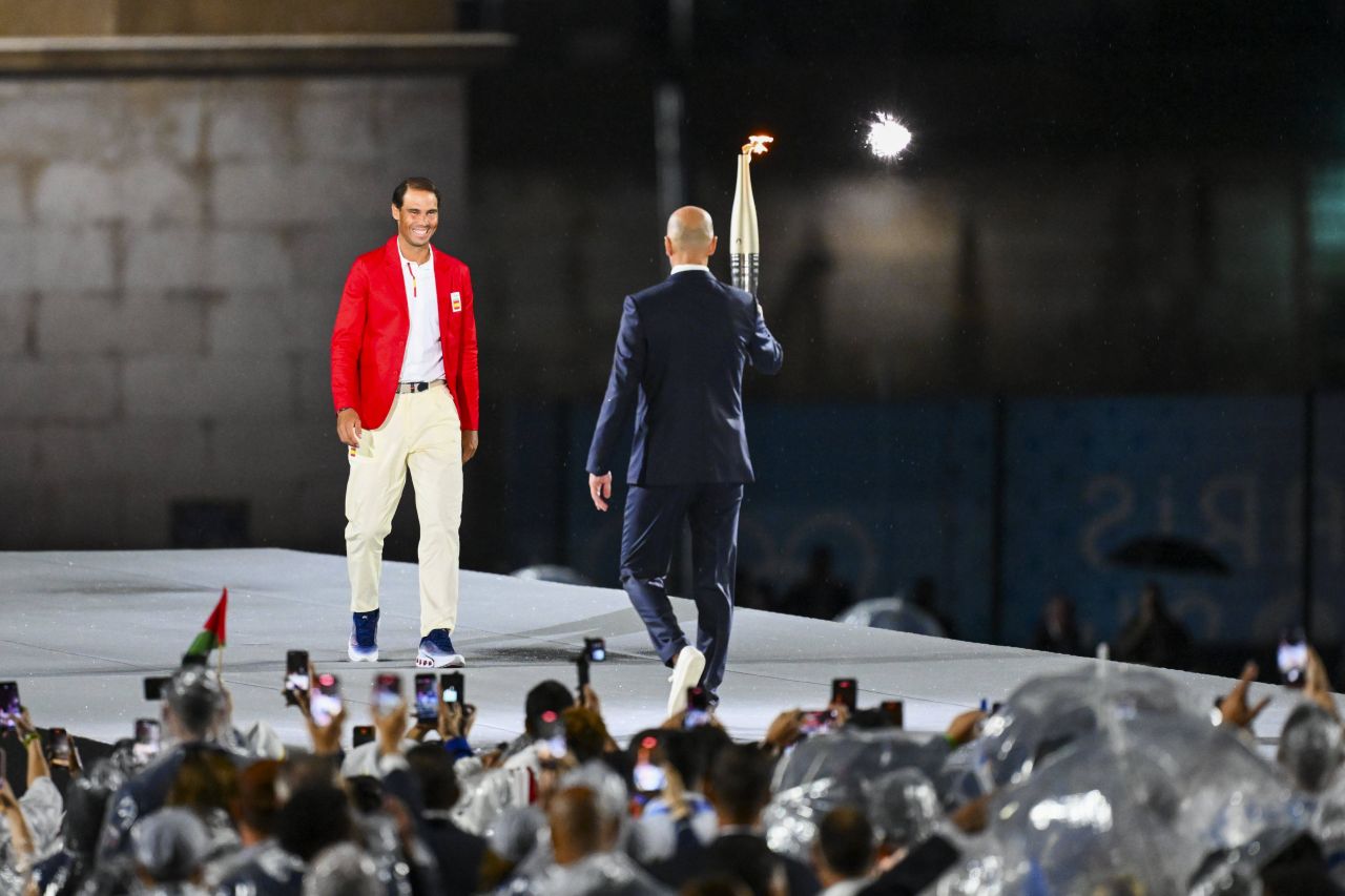 Rafa Nadal a preluat Torța Olimpică de la Zinedine Zidane! Moment fabulos la ceremonia de deschidere de la Paris 2024_3