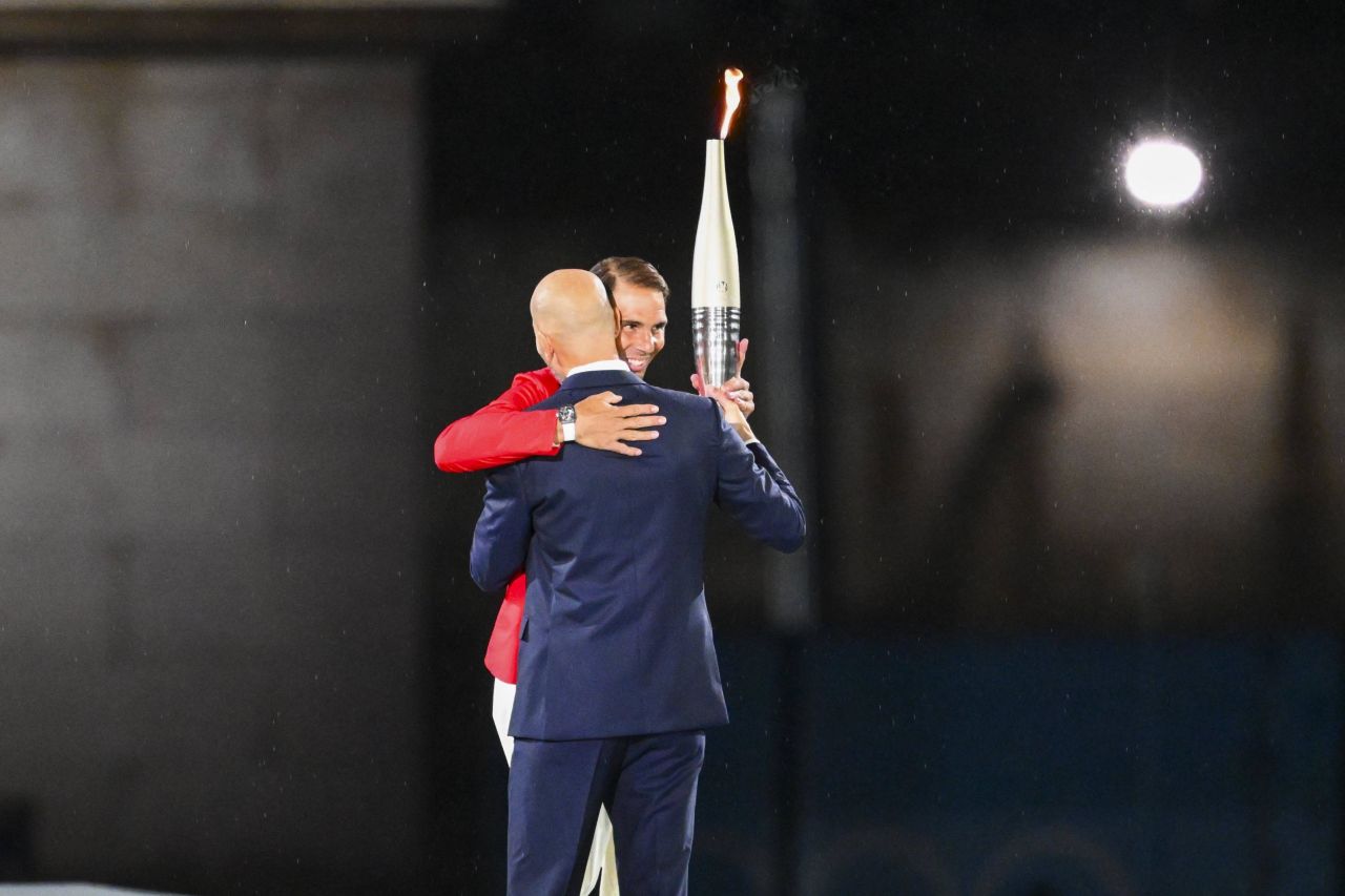 Rafa Nadal a preluat Torța Olimpică de la Zinedine Zidane! Moment fabulos la ceremonia de deschidere de la Paris 2024_4