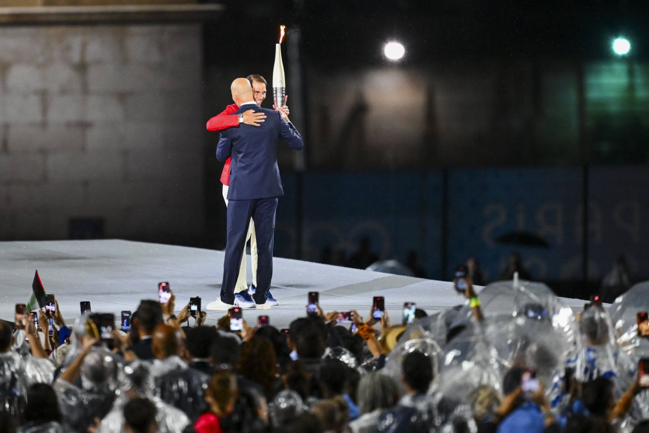 Rafa Nadal a preluat Torța Olimpică de la Zinedine Zidane! Moment fabulos la ceremonia de deschidere de la Paris 2024_5