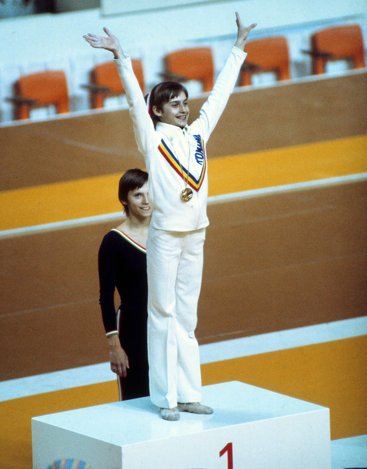 Cele mai spectaculoase imagini cu Nadia Comăneci de la JO 1976! La Paris 2024 a traversat Sena cu Torța Olimpică în mână_3