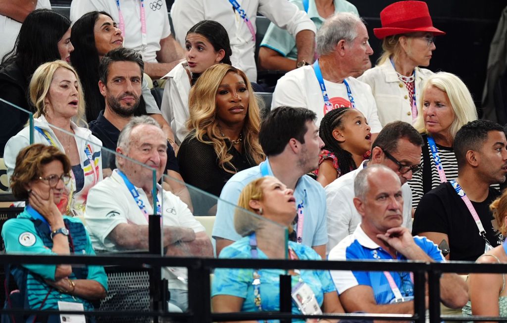 Nadia Comăneci, spectator de lux la finala pe echipe de la gimnastică feminină. A fost fotografiată alături de o altă campioană_4