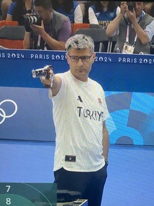 Turcul și pistolul! Cu ce look neobișnuit a câștigat Yusuf Dikec argintul olimpic la tir_1