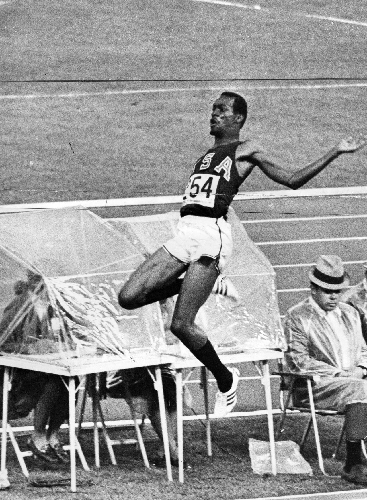 Apariție rară! La 76 de ani, legendarul Bob Beamon a inaugurat competițiile de atletism la Paris_1