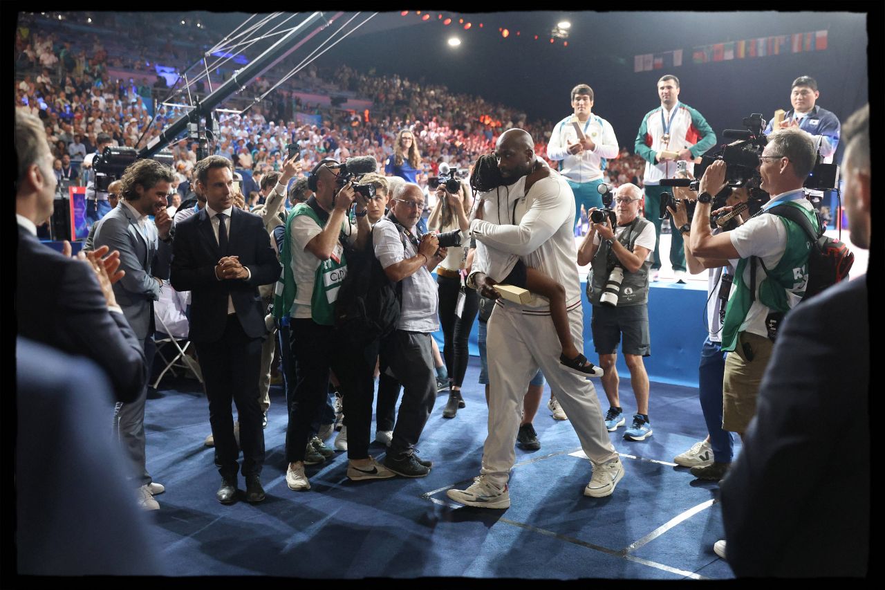 Franța vibrează, Riner e The GOAT! Până și Macron s-a implicat la ceremonia de premiere a uriașului de 2,05 m_5