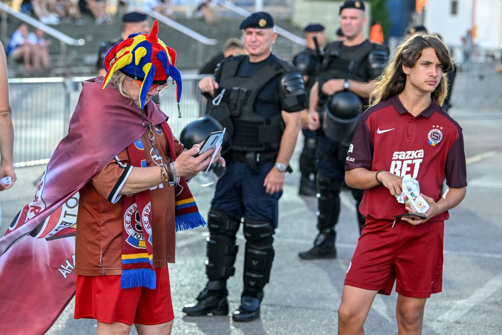 Sparta Praga are pe stemă culorile României! Fanii cehilor afișează mereu steaguri și eșarfe cu "tricolorul" românesc. Sparta - FCSB e marți, de la 21:00, pe VOYO_1