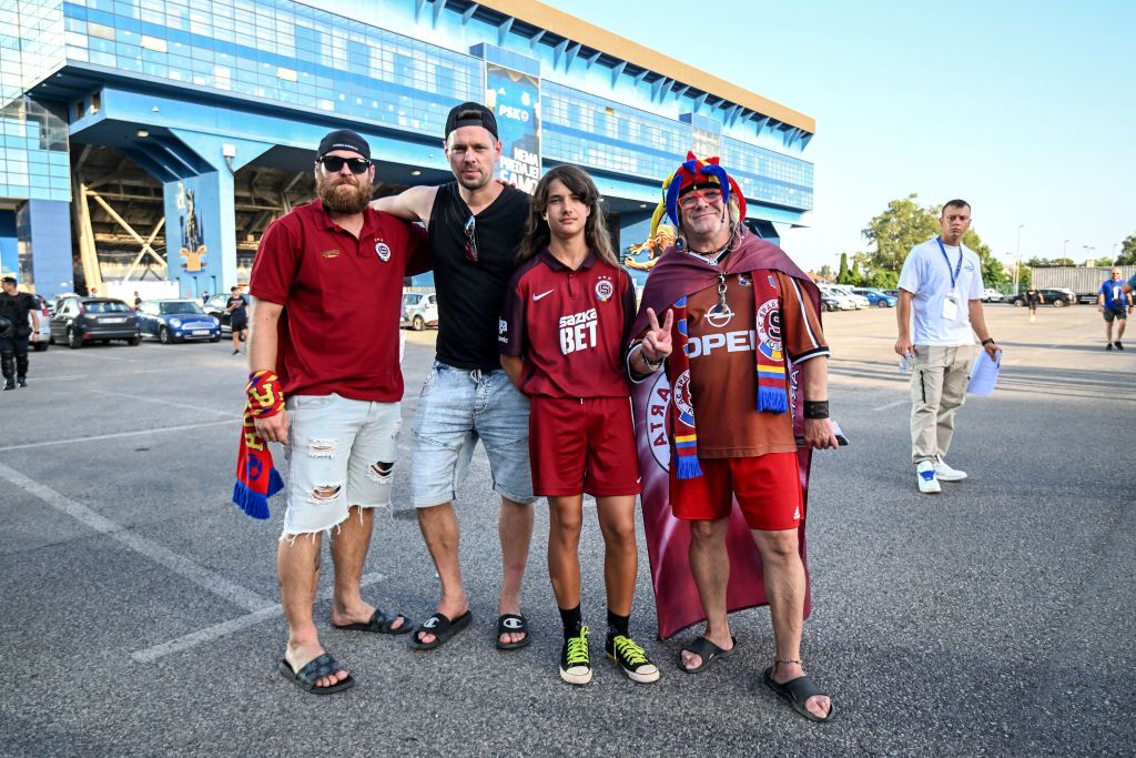 Sparta Praga are pe stemă culorile României! Fanii cehilor afișează mereu steaguri și eșarfe cu "tricolorul" românesc. Sparta - FCSB e marți, de la 21:00, pe VOYO_2