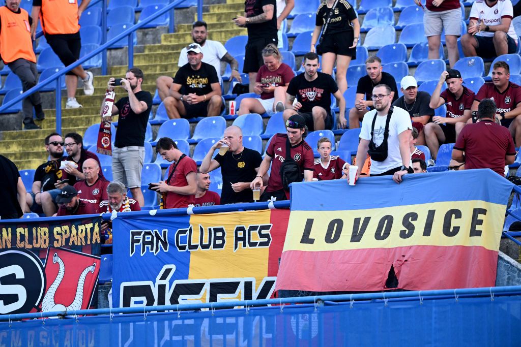 Sparta Praga are pe stemă culorile României! Fanii cehilor afișează mereu steaguri și eșarfe cu "tricolorul" românesc. Sparta - FCSB e marți, de la 21:00, pe VOYO_3