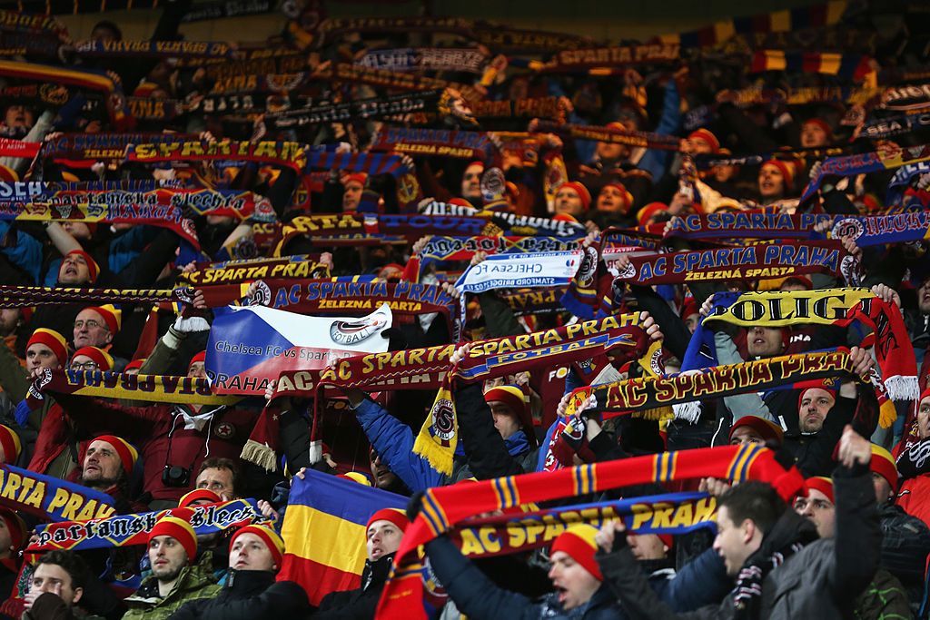 Sparta Praga are pe stemă culorile României! Fanii cehilor afișează mereu steaguri și eșarfe cu "tricolorul" românesc. Sparta - FCSB e marți, de la 21:00, pe VOYO_4