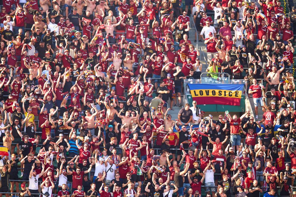 Sparta Praga are pe stemă culorile României! Fanii cehilor afișează mereu steaguri și eșarfe cu "tricolorul" românesc. Sparta - FCSB e marți, de la 21:00, pe VOYO_5