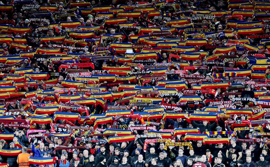 Sparta Praga are pe stemă culorile României! Fanii cehilor afișează mereu steaguri și eșarfe cu "tricolorul" românesc. Sparta - FCSB e marți, de la 21:00, pe VOYO_6