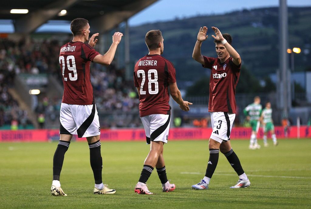 Sparta Praga are pe stemă culorile României! Fanii cehilor afișează mereu steaguri și eșarfe cu "tricolorul" românesc. Sparta - FCSB e marți, de la 21:00, pe VOYO_7