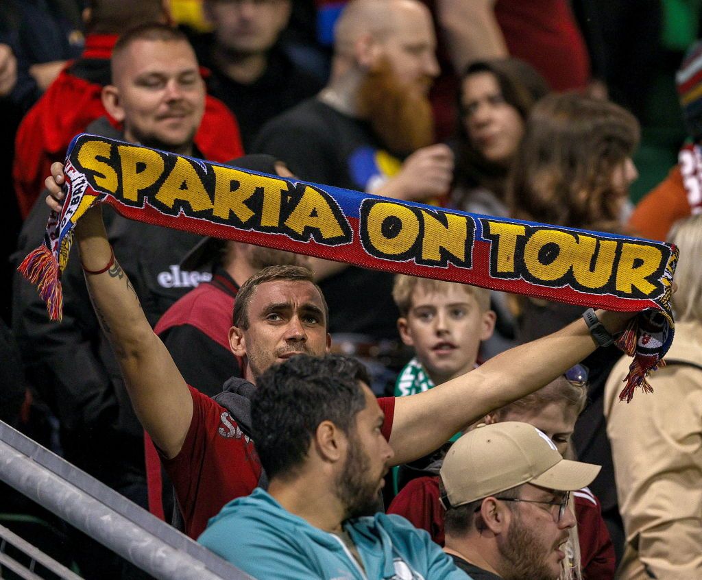 Sparta Praga are pe stemă culorile României! Fanii cehilor afișează mereu steaguri și eșarfe cu "tricolorul" românesc. Sparta - FCSB e marți, de la 21:00, pe VOYO_9