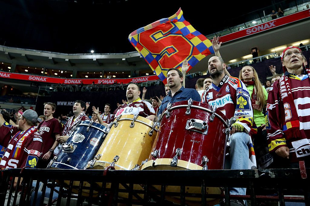 Sparta Praga are pe stemă culorile României! Fanii cehilor afișează mereu steaguri și eșarfe cu "tricolorul" românesc. Sparta - FCSB e marți, de la 21:00, pe VOYO_10