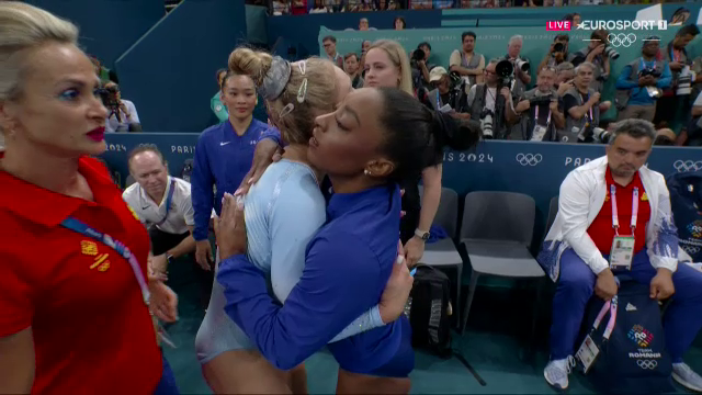 Imaginea zilei! Simone Biles, prima gimnastă care a îmbrățișat-o pe Sabrina Voinea după evoluția ratată la bârnă_5