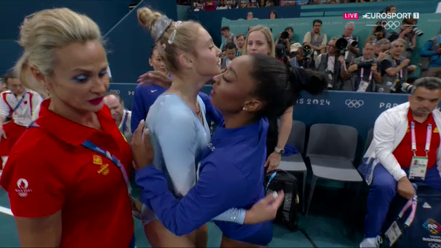 Imaginea zilei! Simone Biles, prima gimnastă care a îmbrățișat-o pe Sabrina Voinea după evoluția ratată la bârnă_7