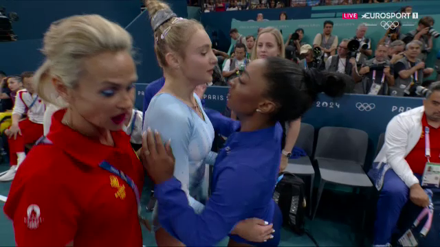 Imaginea zilei! Simone Biles, prima gimnastă care a îmbrățișat-o pe Sabrina Voinea după evoluția ratată la bârnă_8