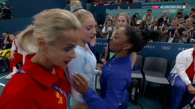 Imaginea zilei! Simone Biles, prima gimnastă care a îmbrățișat-o pe Sabrina Voinea după evoluția ratată la bârnă_9