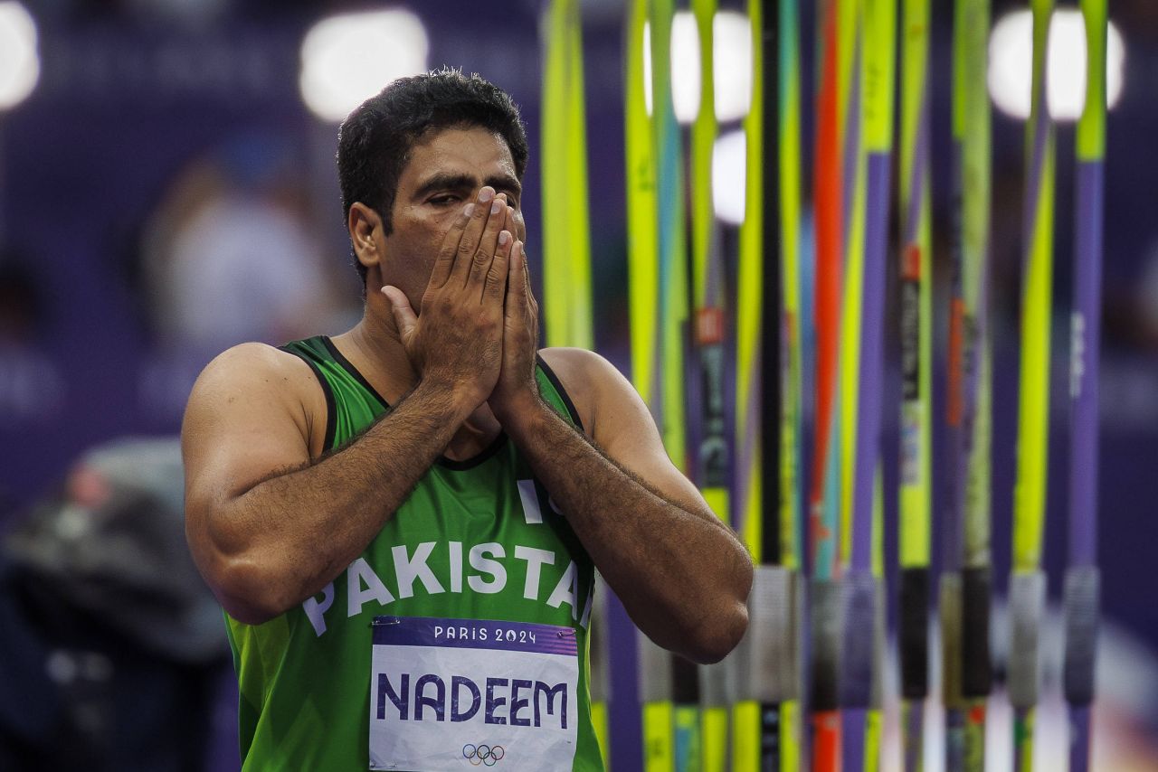 Nebunie cu prăjituri și bomboane în Pakistan după aurul olimpic al lui Arshad Nadeem! ”El a dus aurul, noi nu avem nimic”_14