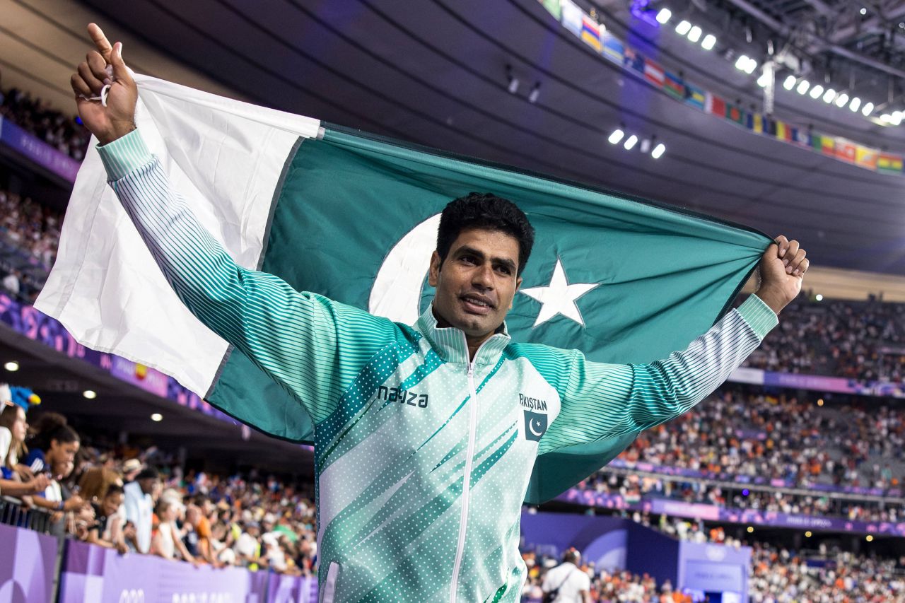 Nebunie cu prăjituri și bomboane în Pakistan după aurul olimpic al lui Arshad Nadeem! ”El a dus aurul, noi nu avem nimic”_16