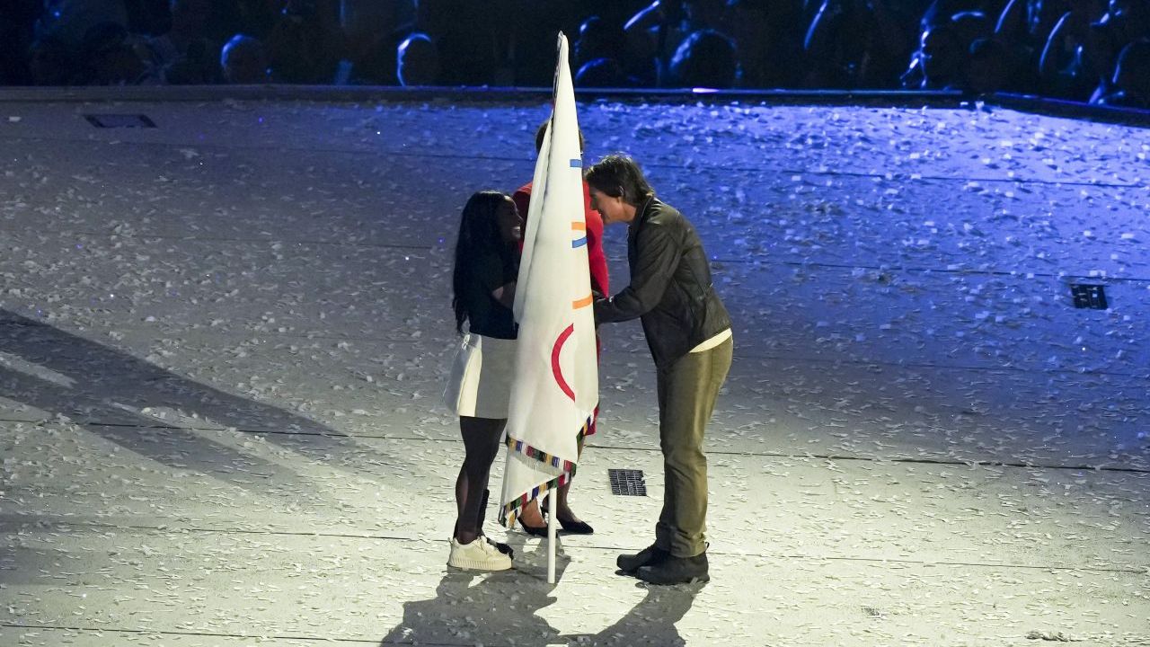 Simone Biles ceremonia de inchidere Jocurile Olimpice Tom Cruise