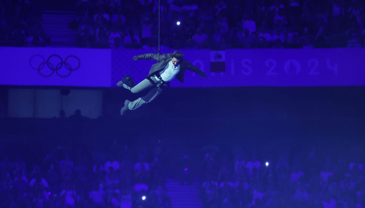 Tom Cruise, cascadorii spectaculoase la ceremonia de închidere a Jocurilor Olimpice de la Paris_1