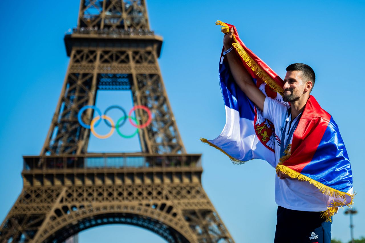 A făcut o pauză de la celebrul regim. Imagini rarisime cu Novak Djokovic sărbătorind medalia de aur cucerită la Paris_12