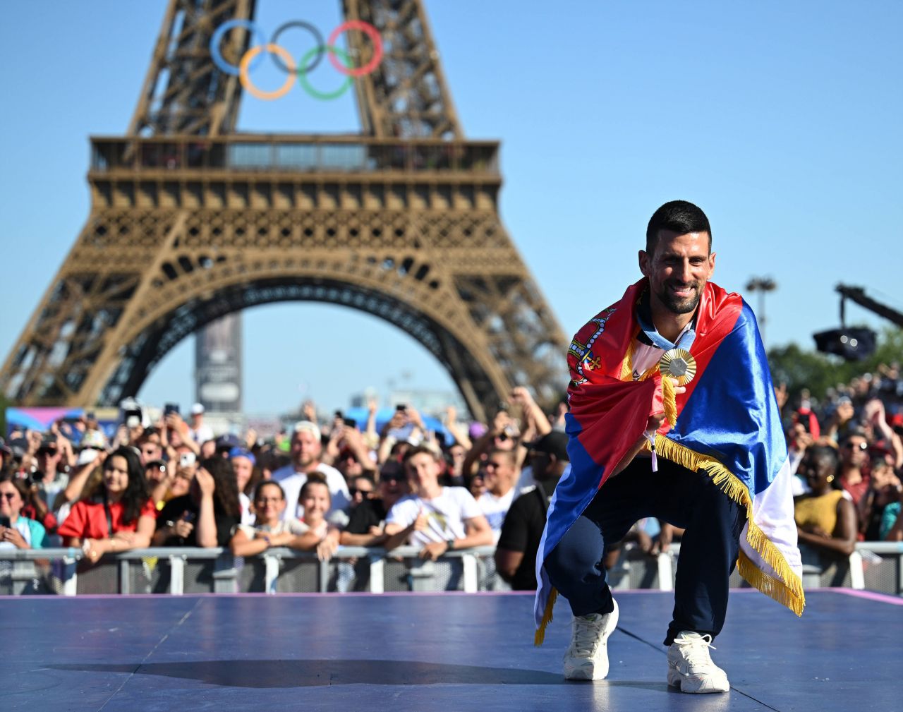 A făcut o pauză de la celebrul regim. Imagini rarisime cu Novak Djokovic sărbătorind medalia de aur cucerită la Paris_14