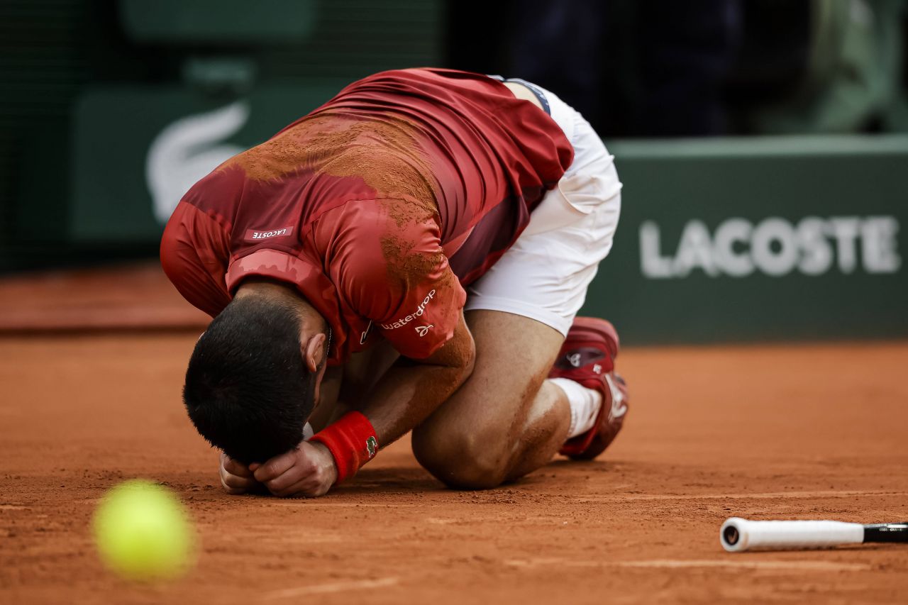 A făcut o pauză de la celebrul regim. Imagini rarisime cu Novak Djokovic sărbătorind medalia de aur cucerită la Paris_17