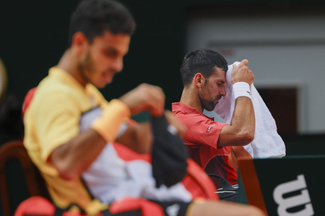 A făcut o pauză de la celebrul regim. Imagini rarisime cu Novak Djokovic sărbătorind medalia de aur cucerită la Paris_3