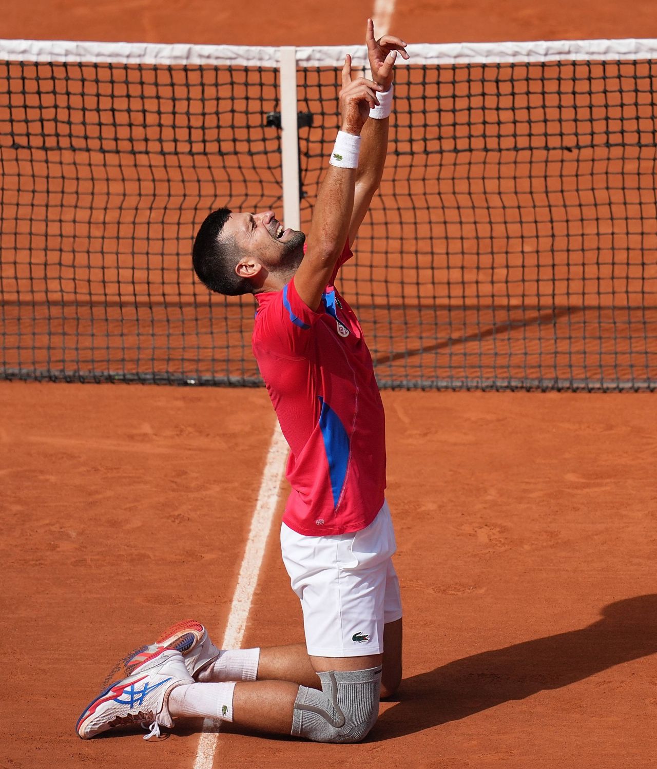 A făcut o pauză de la celebrul regim. Imagini rarisime cu Novak Djokovic sărbătorind medalia de aur cucerită la Paris_5