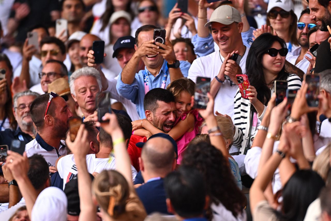 A făcut o pauză de la celebrul regim. Imagini rarisime cu Novak Djokovic sărbătorind medalia de aur cucerită la Paris_7