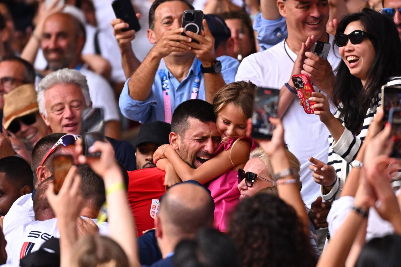 A făcut o pauză de la celebrul regim. Imagini rarisime cu Novak Djokovic sărbătorind medalia de aur cucerită la Paris_9