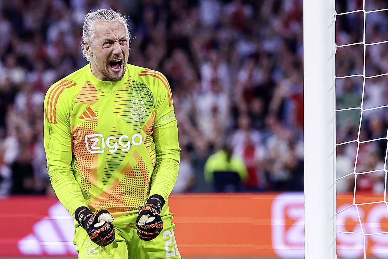 Ajax s-a calificat în play-off-ul Europa League după 34 de lovituri de departajare! Portarul de 40 de ani a apărat 5 și a transformat_3