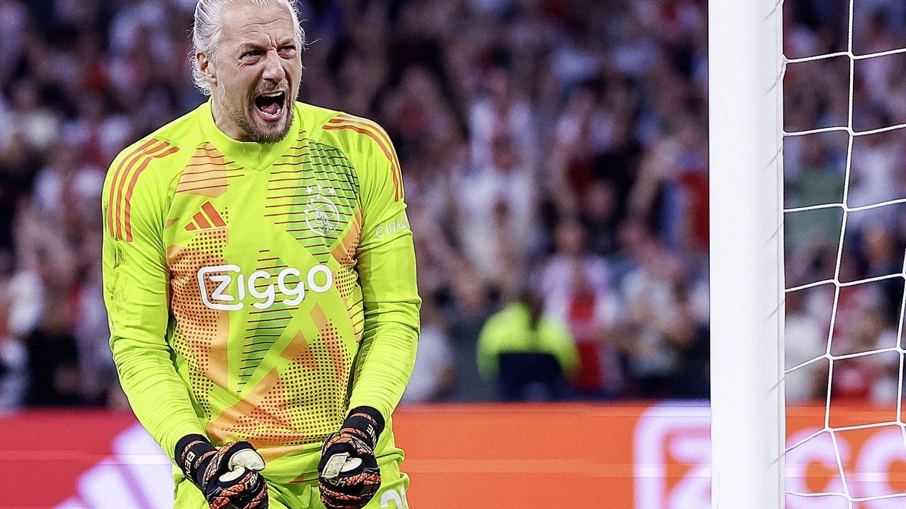 Ajax s-a calificat în play-off-ul Europa League după 34 de lovituri de departajare! Portarul de 40 de ani a apărat 5 și a transformat