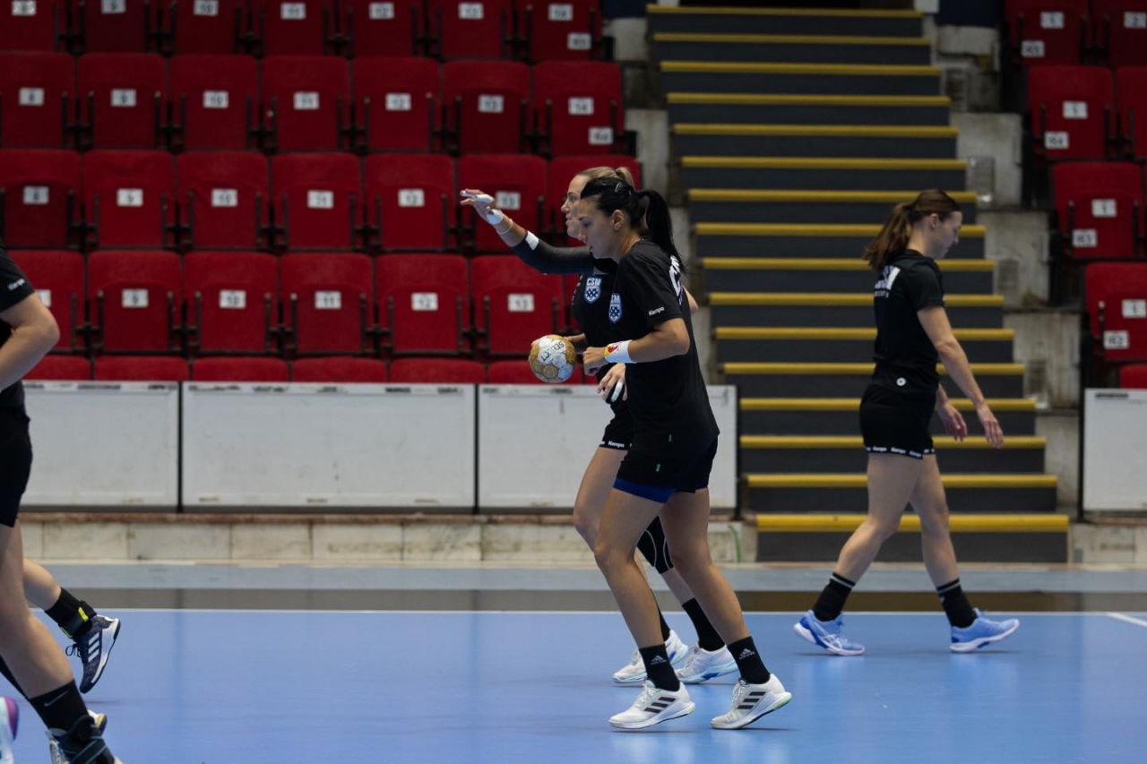 Rapid - Gloria Bistrița 28-36. Echipa lui Pera s-a calificat în finala Supercupei României la handbal feminin. Meciul a fost LIVE pe Pro Arena și VOYO_1