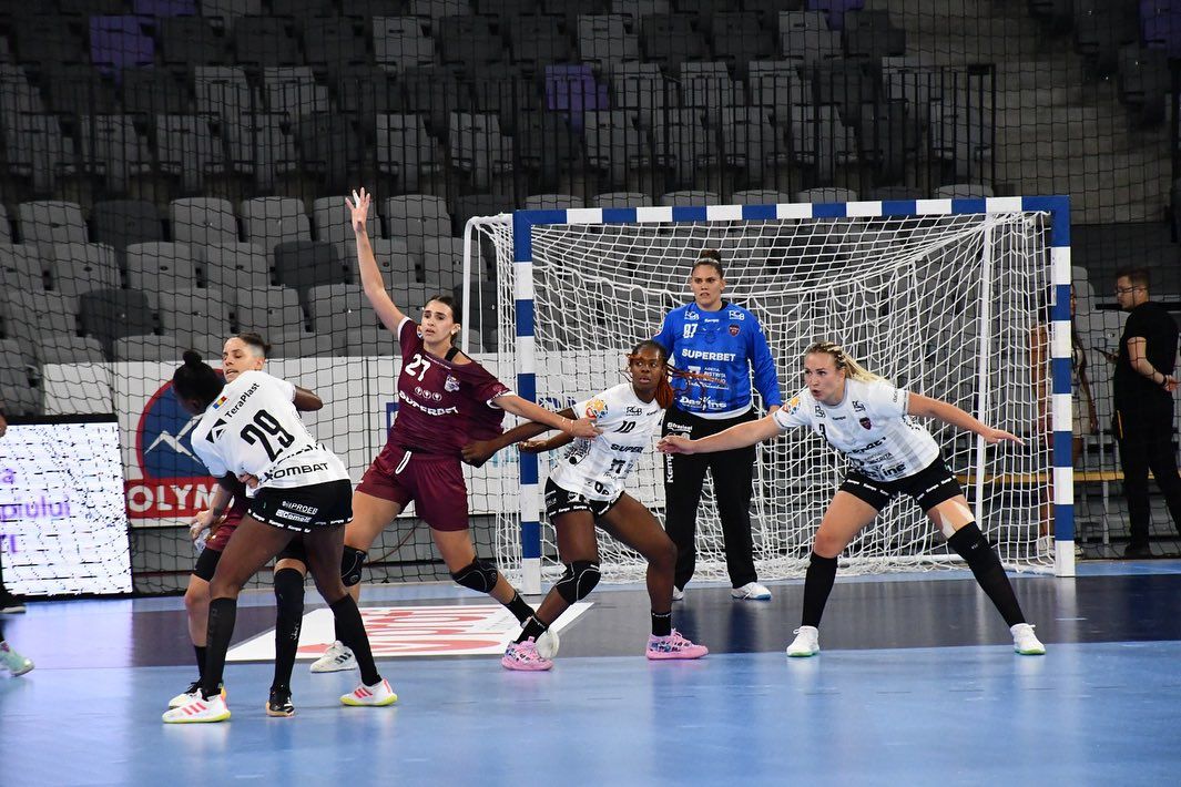 Rapid - Gloria Bistrița 28-36. Echipa lui Pera s-a calificat în finala Supercupei României la handbal feminin. Meciul a fost LIVE pe Pro Arena și VOYO_4