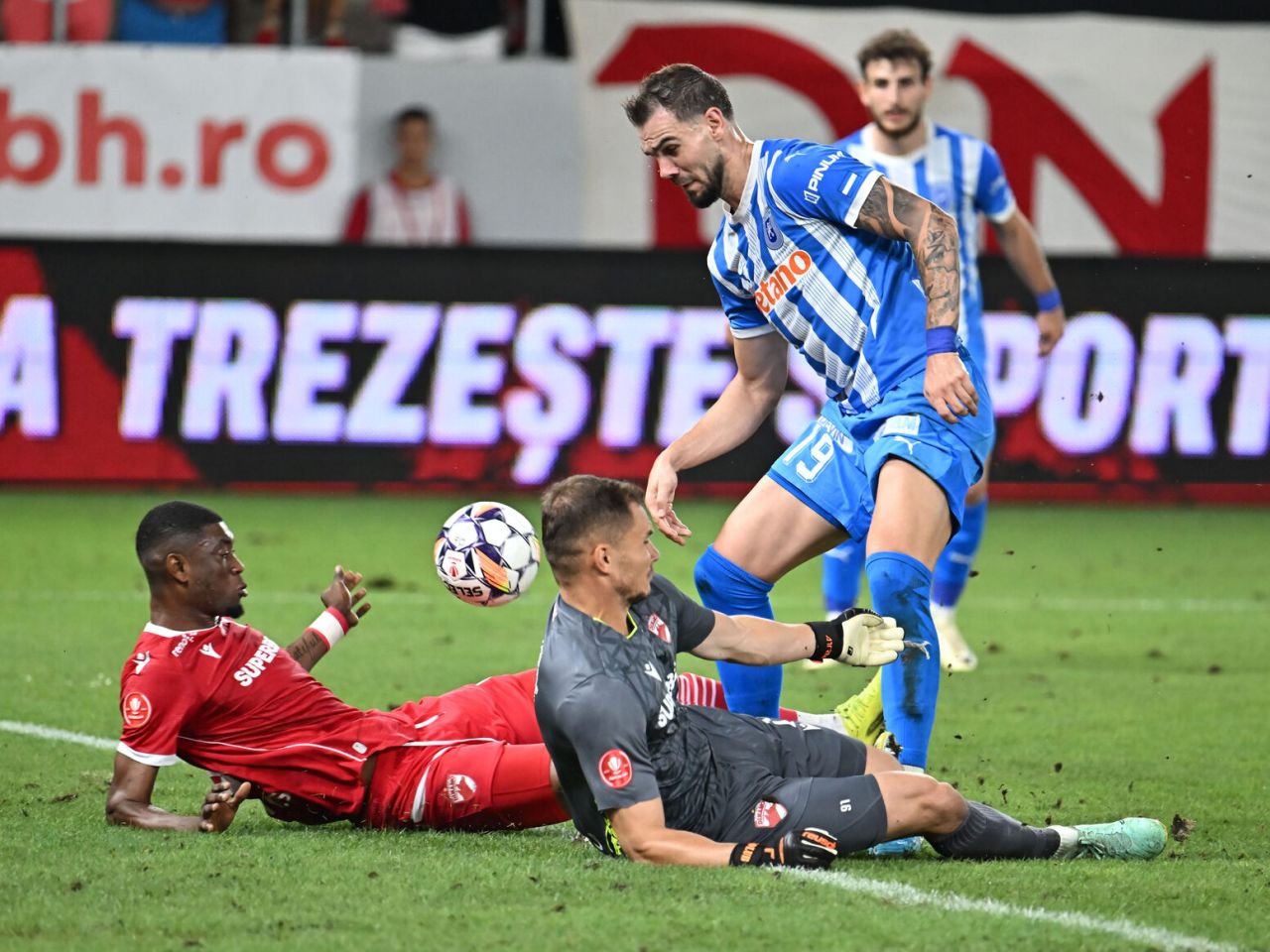 Dinamo - Universitatea Craiova 2-1. ”Câinii” luptă până la capăt și câștigă în nouă jucători_14