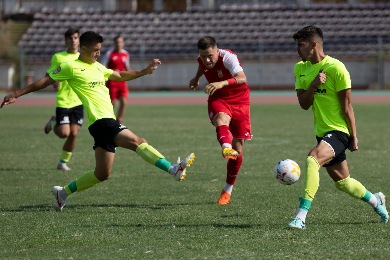 Încă se joacă fotbal pe stadionul din Ștefan cel Mare! Cât s-a încheiat CS Dinamo - CS Tunari, echipe antrenate de Florin Bratu și Dan Alexa_6