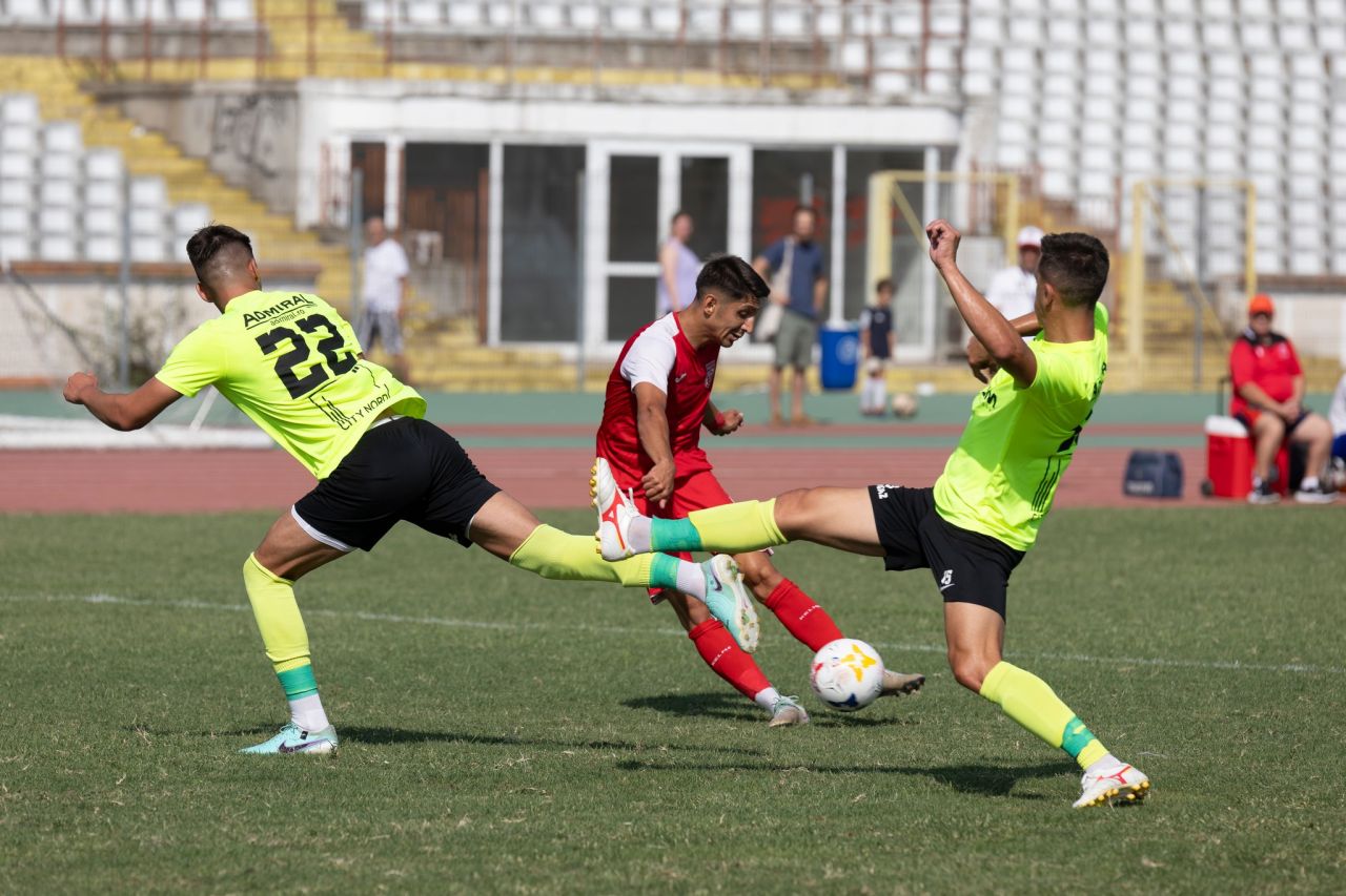 Încă se joacă fotbal pe stadionul din Ștefan cel Mare! Cât s-a încheiat CS Dinamo - CS Tunari, echipe antrenate de Florin Bratu și Dan Alexa_1