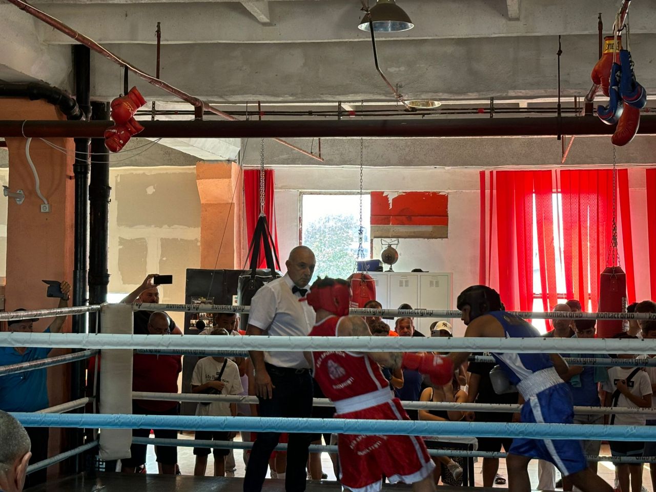 Băieții cu pumni de fier. Cadrele care arată cât de iubit e boxul: Doroftei și alți mari campioni i-au încurajat la "Pionierul" pe juniori la Cupa ACS Spumă Box 2024_14