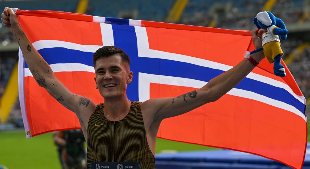 Un norvegian a pulverizat cel mai vechi record mondial din atletism!_11