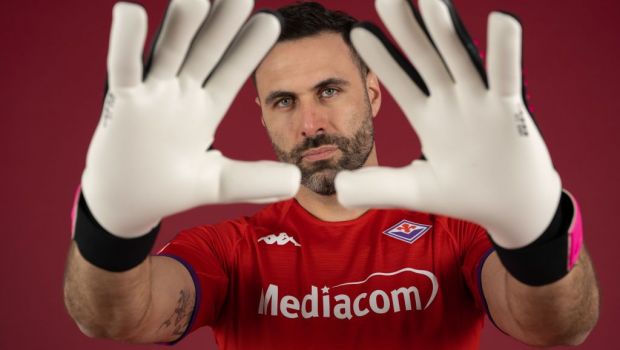 
	După ce a fost aproape să semneze cu Rapid, Salvatore Sirigu a devenit coleg cu Ionuț Nedelcearu la Palermo
