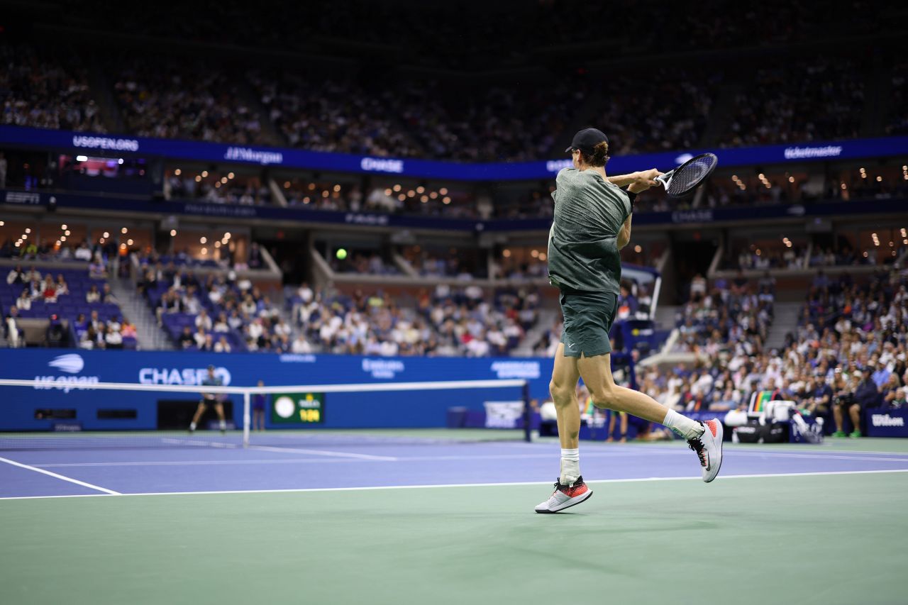 Încă un pumnal în inimă: în mijlocul scandalului de dopaj, Sinner s-a duelat cu Medvedev din sferturile US Open 2024_1