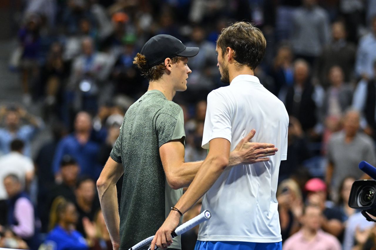 Încă un pumnal în inimă: în mijlocul scandalului de dopaj, Sinner s-a duelat cu Medvedev din sferturile US Open 2024_63