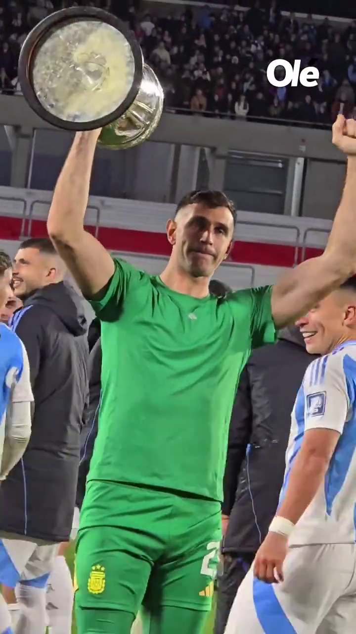 Emiliano Martinez lovește din nou! Gestul obscen făcut de "Dibu" după victoria cu Chile_2